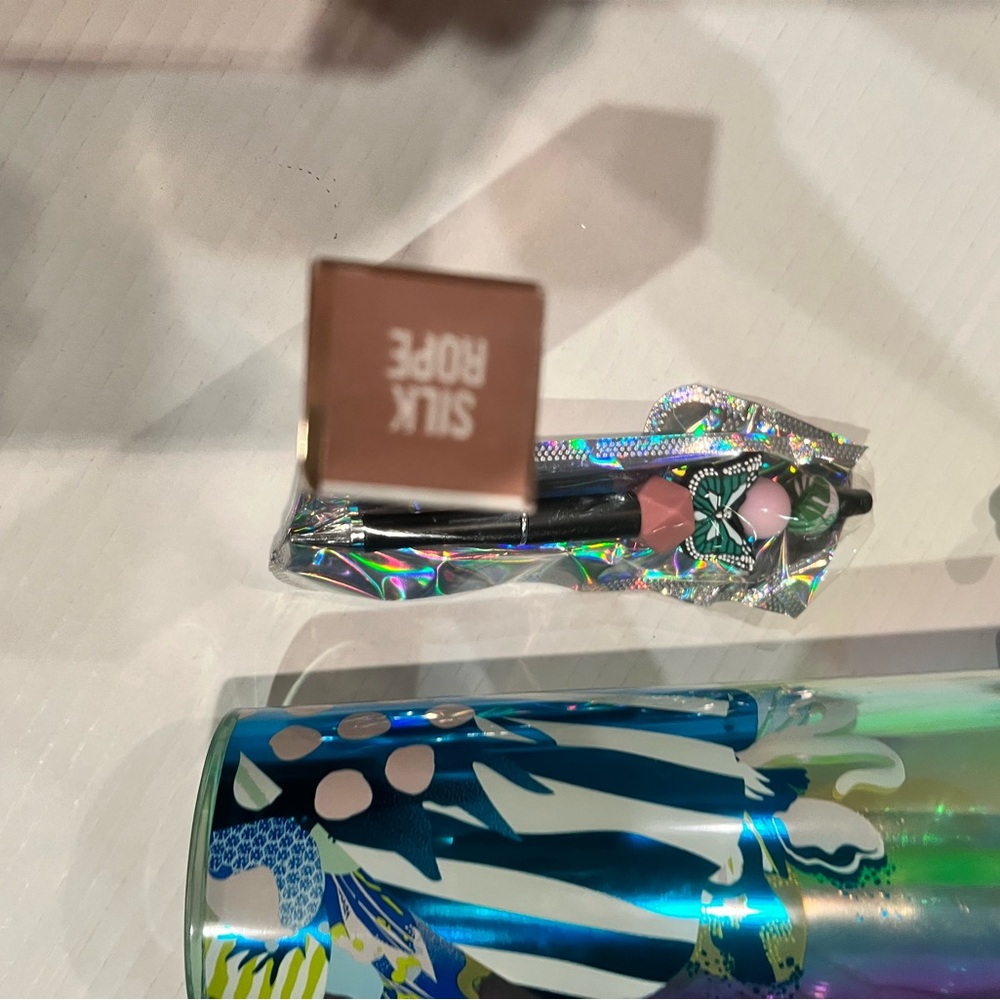 Starbucks Cup With Free People Giftset - Picture 5 of 5